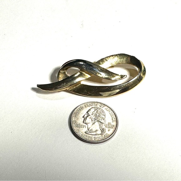 Vintage JJ Jonette Gold Tone Brooch Lapel Pin Twisted Ribbon Shape Unisex - Picture 2 of 5